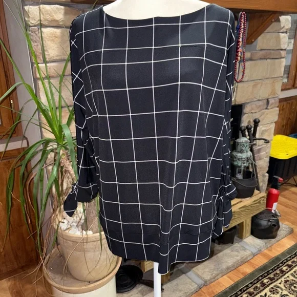 THE LIMITED SIZE X-LARGE BLACK & WHITE DOLMAN 3/4 SLEEVE WITH CUTOUT & TIES. - Picture 1 of 4